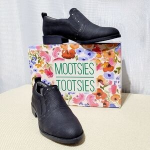 NWT Mootsie Tootsie Kira Black Studded & Distressed Snakeskin Slip-on (9.5M)